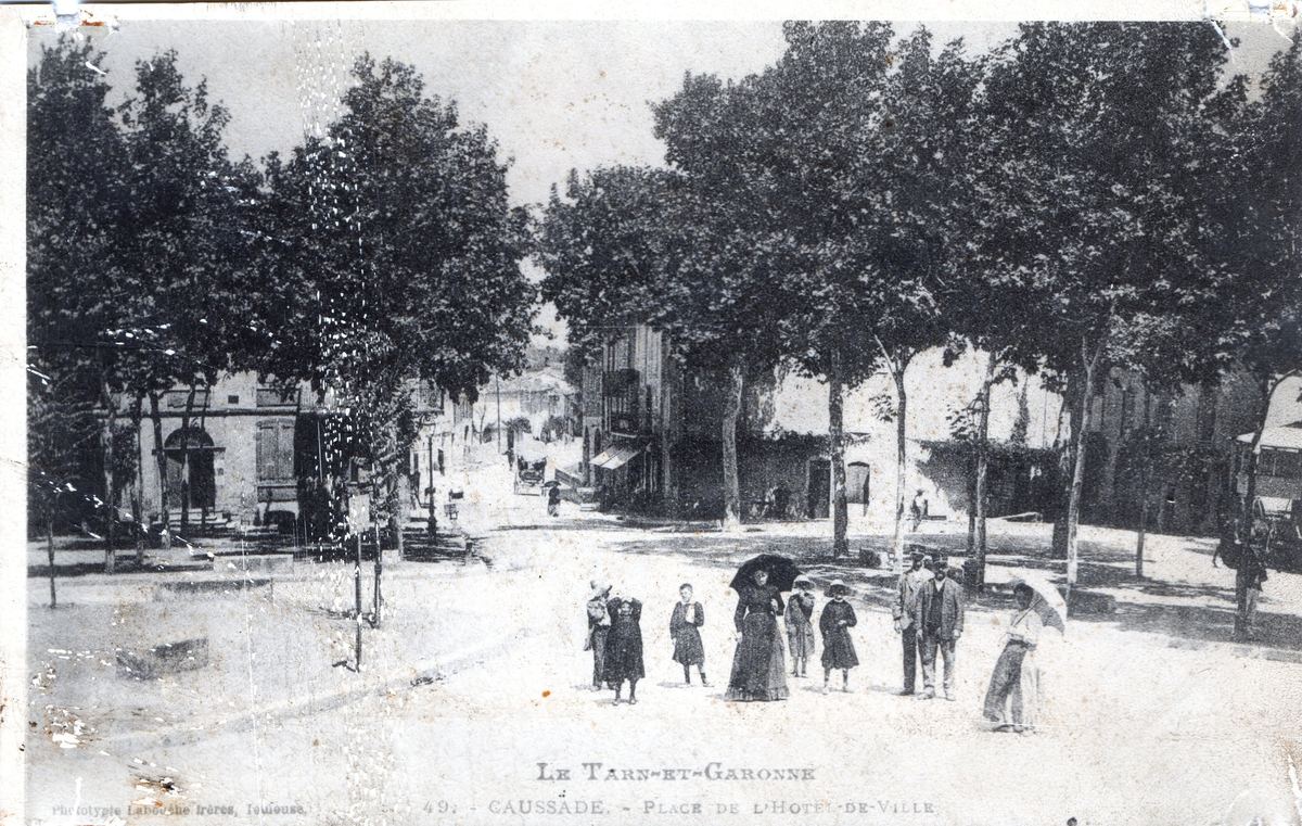 La place de l'Horloge à Caussade, au temps des attelages et des calèches